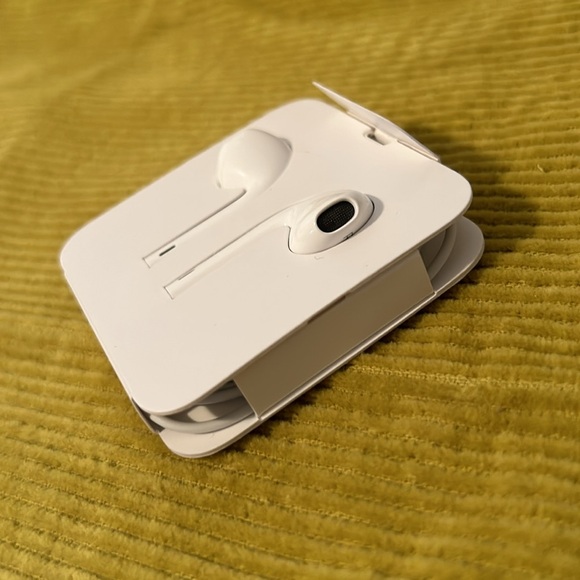 Apple EarPods (Lightning Connector) for iPhones, iPads, iPods - Picture 3 of 6